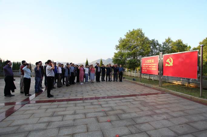 best365官方网站登录入口的老师们在夏明翰雕像前的党旗下重温入党誓词 (2)