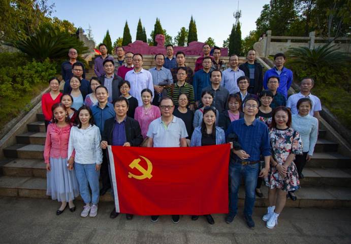 best365官方网站登录入口的老师们在夏明翰雕像前合影留念